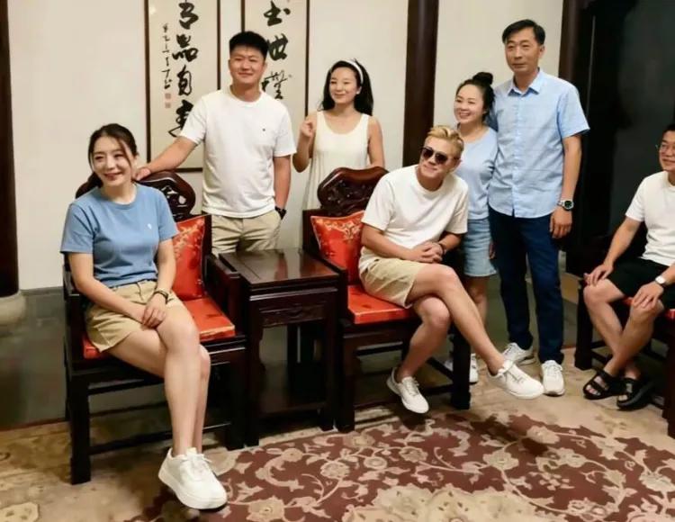 郭富城随方媛回安徽老家时的一幕，郭富城作为当年四大天王之一，唱跳功底扎实，多年来