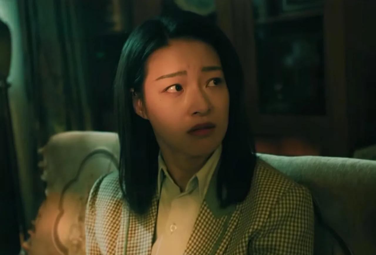 《扫毒风暴》师父死后，他把房子留给了卢少骅，卢少骅与刘青离婚，孩子托付给了刘青，