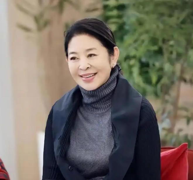 倪萍家里连保姆一共5口人，可她每天只做4只海参，保姆没份。倪萍姥姥说：“你个傻丫