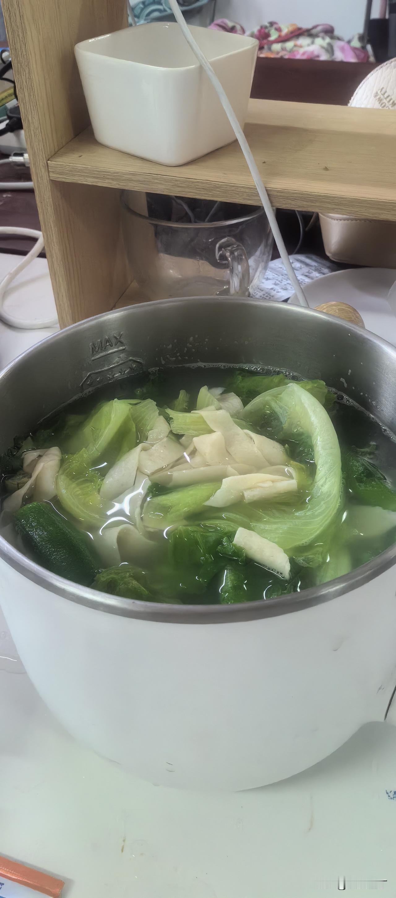 办公室一个男同事总是喊我富婆，原来我都是打哈哈笑一笑就过去了，今天我一连串地反问