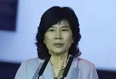 董明珠这回是真低头了。欧洲热成一片火海，中国空调企业集体赚得盆满钵满，唯独曾经的