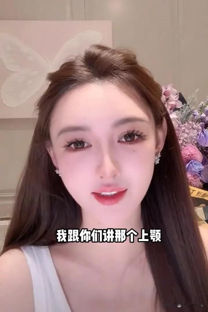 叶珂回应吃蛋糕梗由来：直播稿子是我闺蜜写的！[捂脸哭]我本想用自己的话直播，但她非