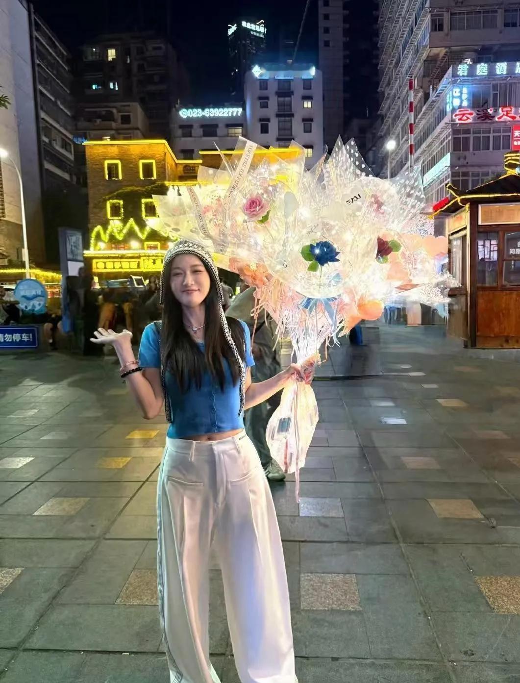 陈乔恩颜值自带“滤镜”，重庆街头美照太绝了陈乔恩在重庆的一组街拍美照曝光，