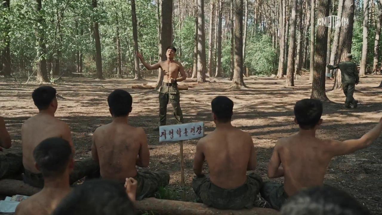 朝鲜军队在俄罗斯战场，第一感觉战斗力比俄军还要高！俄罗斯伙食很好，朝鲜军人面色红