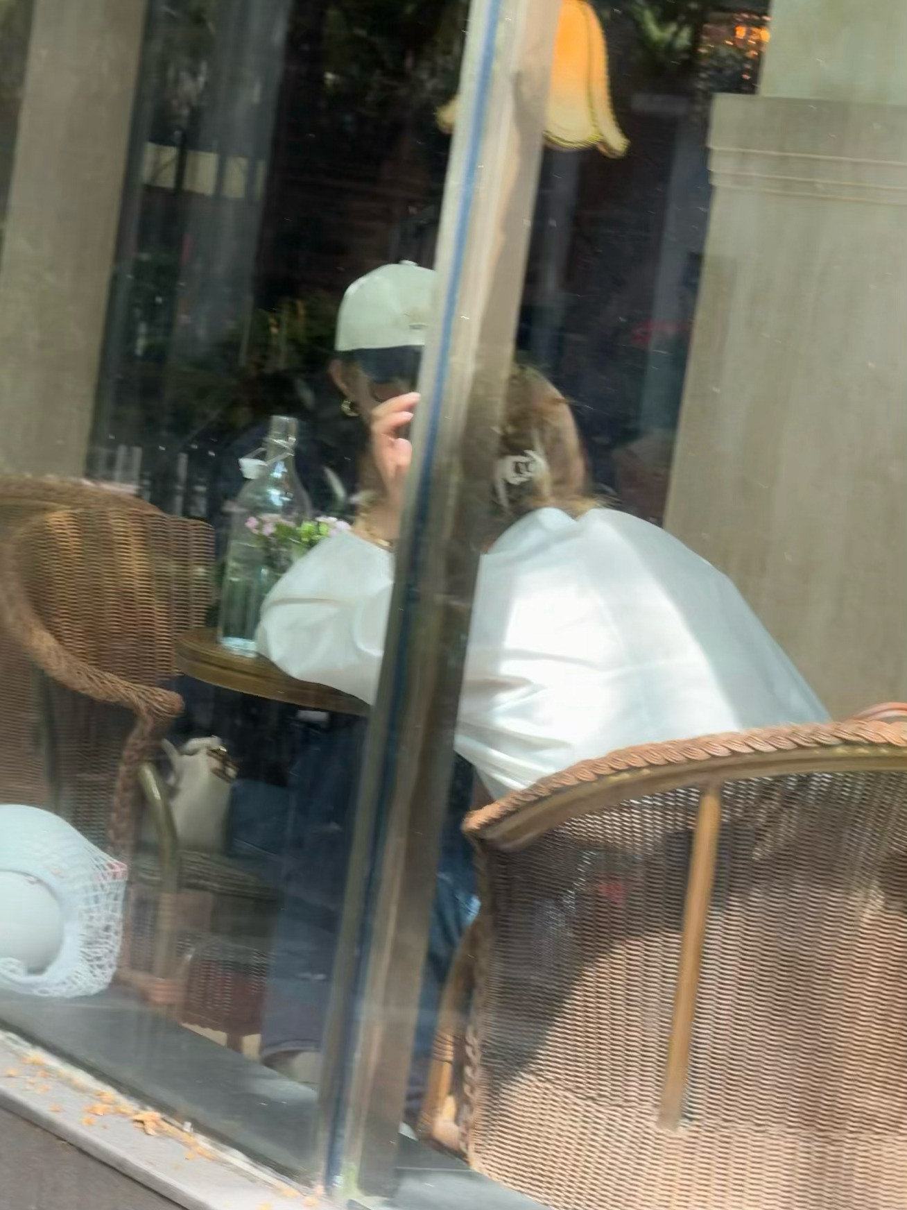 怎么一眼就能认出啊看到个超好看的妹纸没想到是赵丽颖上海咖啡店偶遇赵丽颖​​​