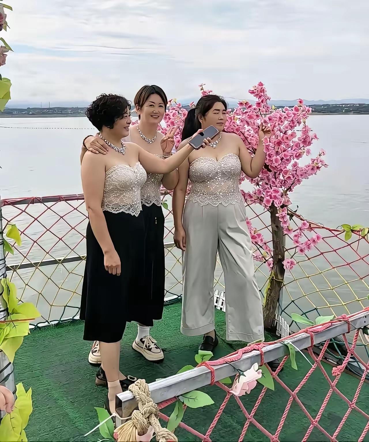 三位中年女性身着统一的白色蕾丝内衣，脸上洋溢着陶醉的神情。想来是觉得穿上这般性