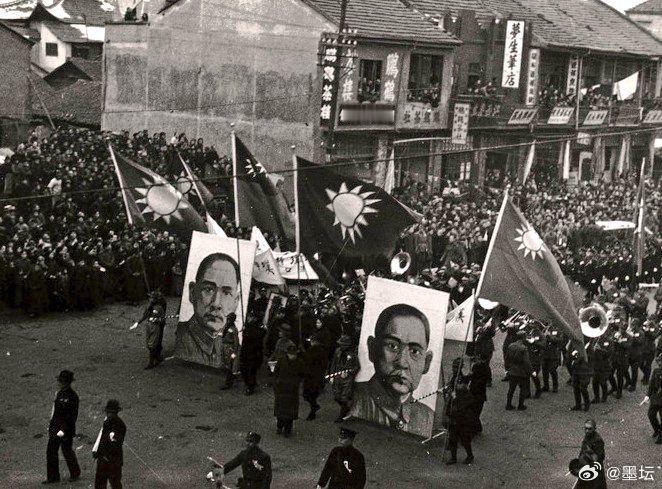 1938年初，武汉举行阅兵式，纪念孙中山逝世十三周年以及中国在面对日本侵略时继续