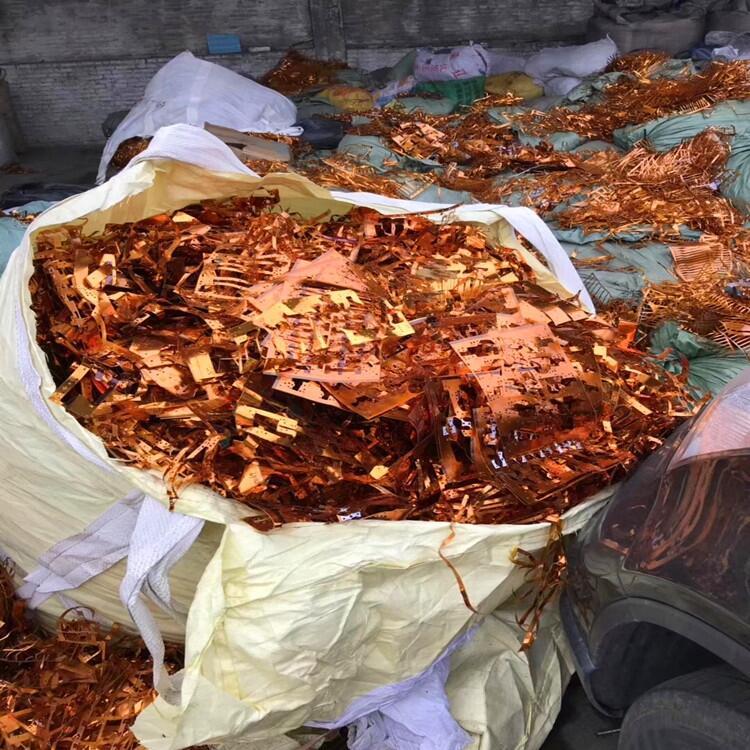 “胆大包天！”2025年1月，江苏常州一男子，利用职务之便，在大半年的时间里以“