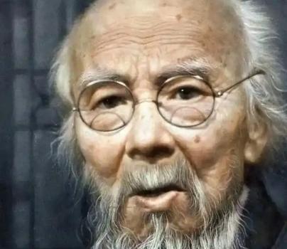 1990年，北京画院搬迁整理库房，一只沉得反常的花梨木柜引起了工作人员注意。柜门