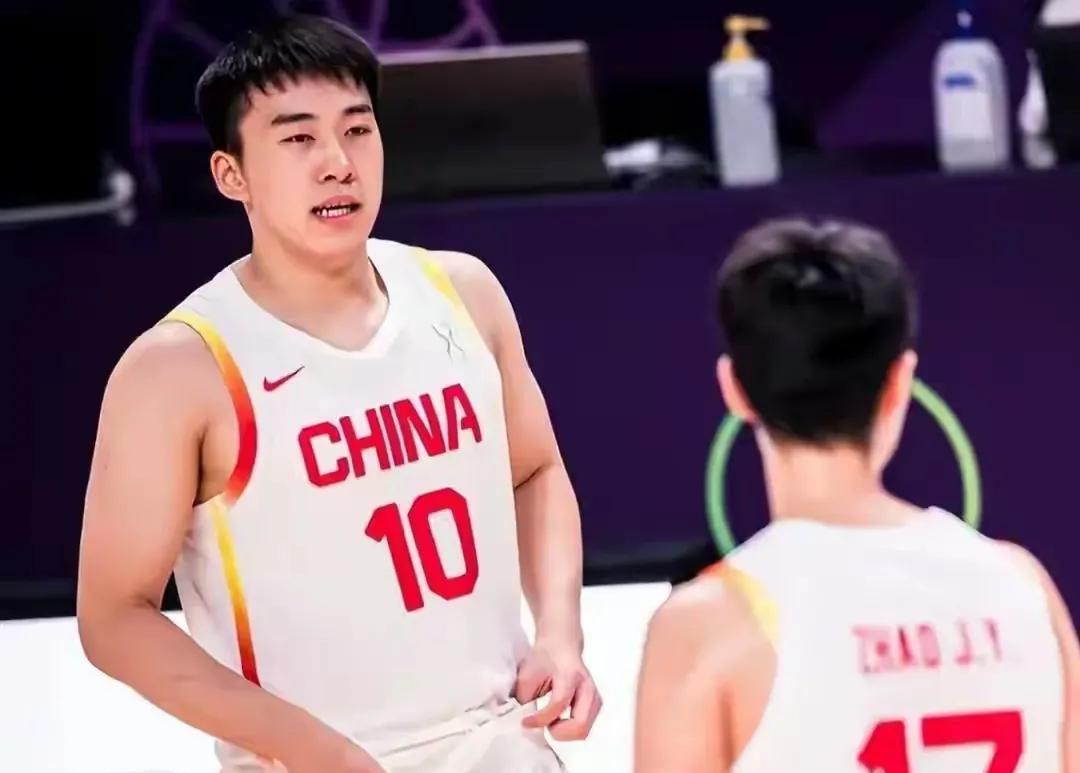 王俊杰和曾凡博谁才应该是男篮四号位的首选呢？答案其实很简单。王俊杰进攻万花筒，低