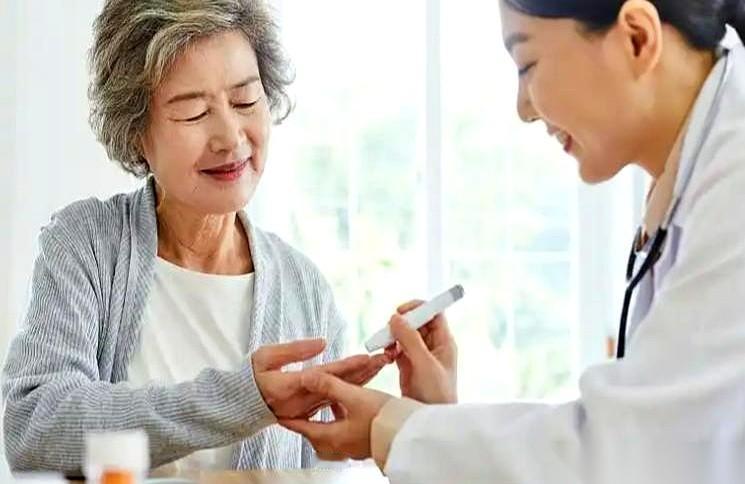 有研究说，坚持吃药的糖尿病人和吃吃停停的，最后寿命能差出8年。就这么简单，就这