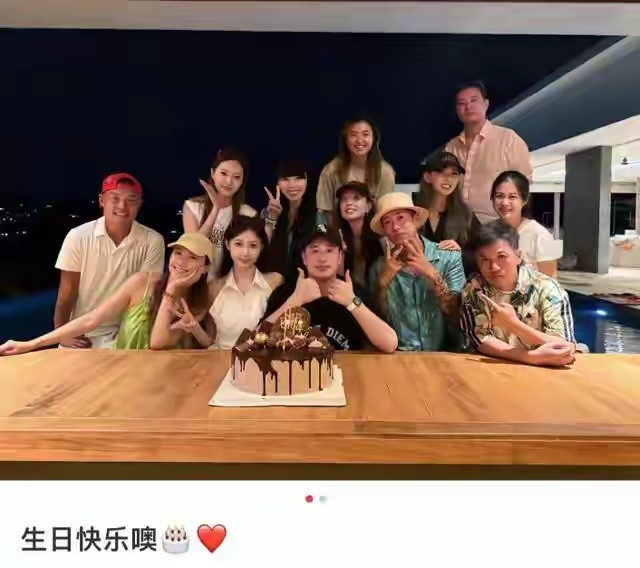 潘玮柏女儿正面近照小姑娘一头乌发，身着蓝色连衣裙，脸蛋圆润，鼻梁高挺，和潘玮柏小
