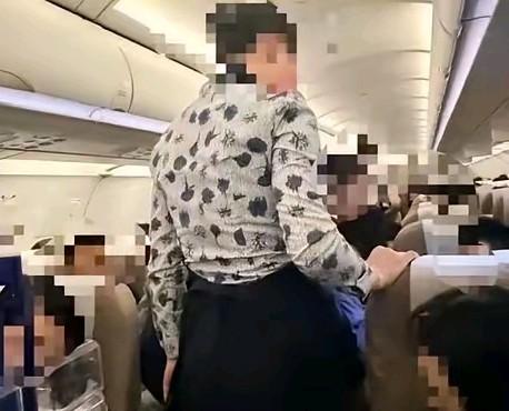 太恶劣！东航空姐被逼下跪男子竟是惯犯，十天两次闹事毫无悔意。近日东航空姐被逼下跪