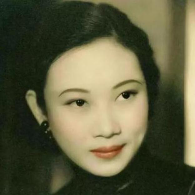 1938年，41岁戴笠借口加班，把秘书余淑衡，带到了卧房。戴笠递给她一杯咖啡：“