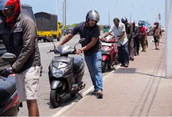 斯里兰卡扛不住了，官宣要从俄罗斯买原油，而且不用美元，专选人民币结账！这背后是怎