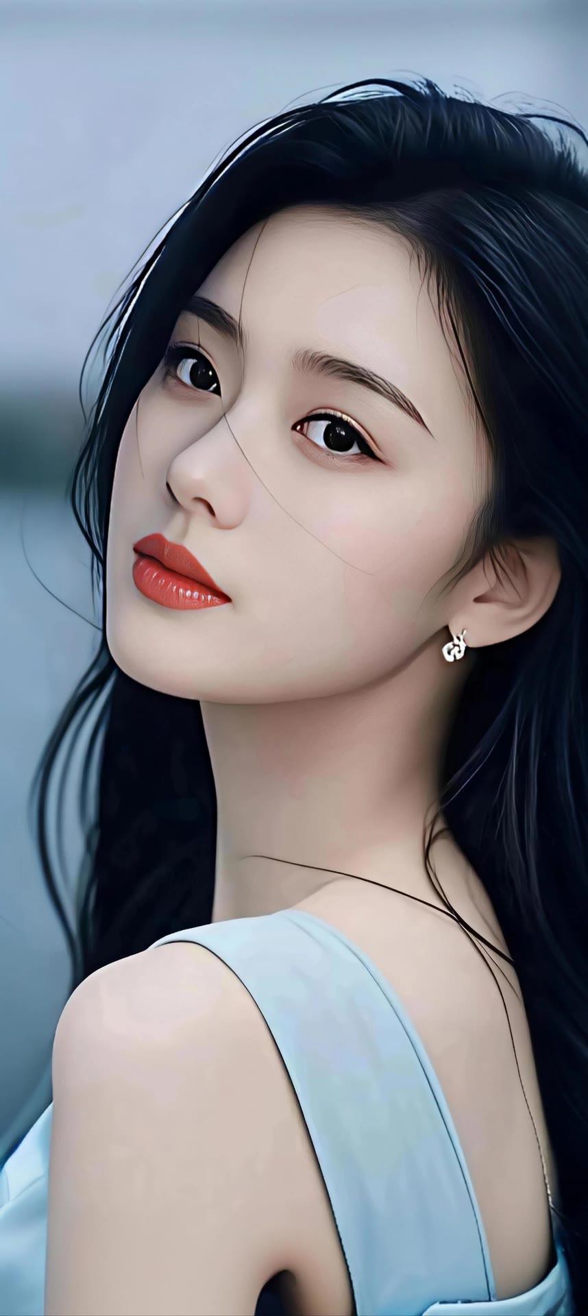 温柔的黑发少女，红唇轻启，散发着迷人的魅力。