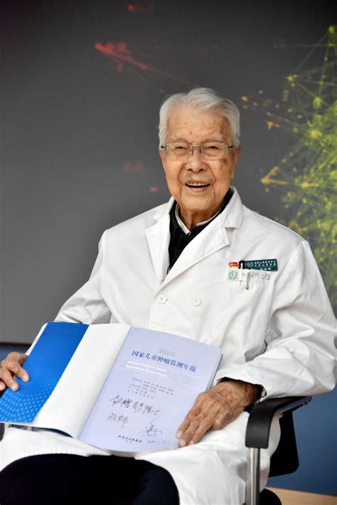 1949年8月，他瞒着妻子，持刀划开出生仅3天女儿的后背。眼见女儿气若游丝，妻子