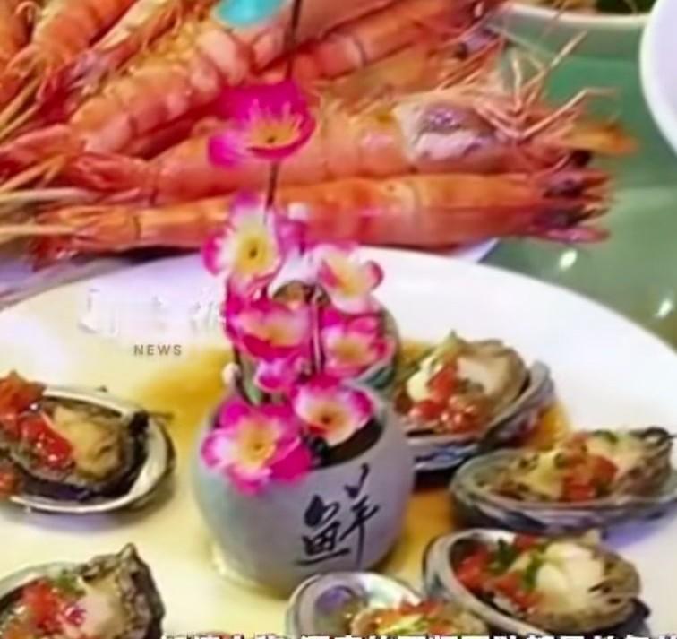 大连一酒店4000一桌婚宴疑似是预制菜，两点半上完菜，3点去赶宾客，新婚夫妻
