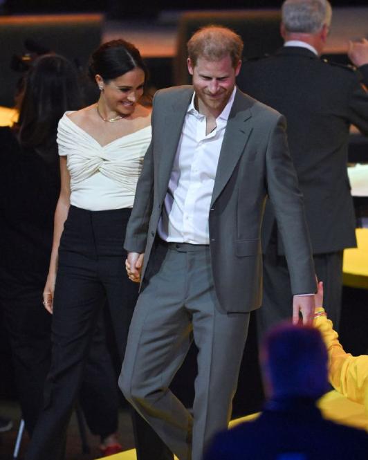 出手不狠地位不稳，威廉王子从小就被教育要将哈里王子当成自己的垫脚石，查尔斯三世担