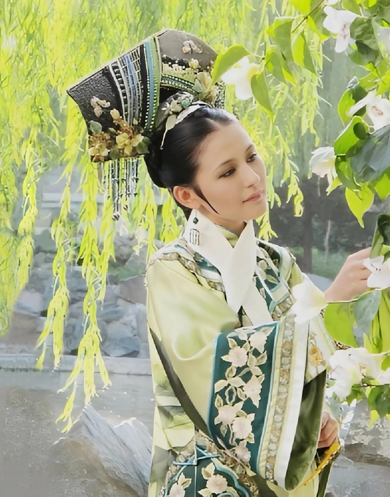 重温《甄嬛传》真的满脑子问号！就说叶澜依，没家世没背景，还总怼天怼地，皇帝咋就对