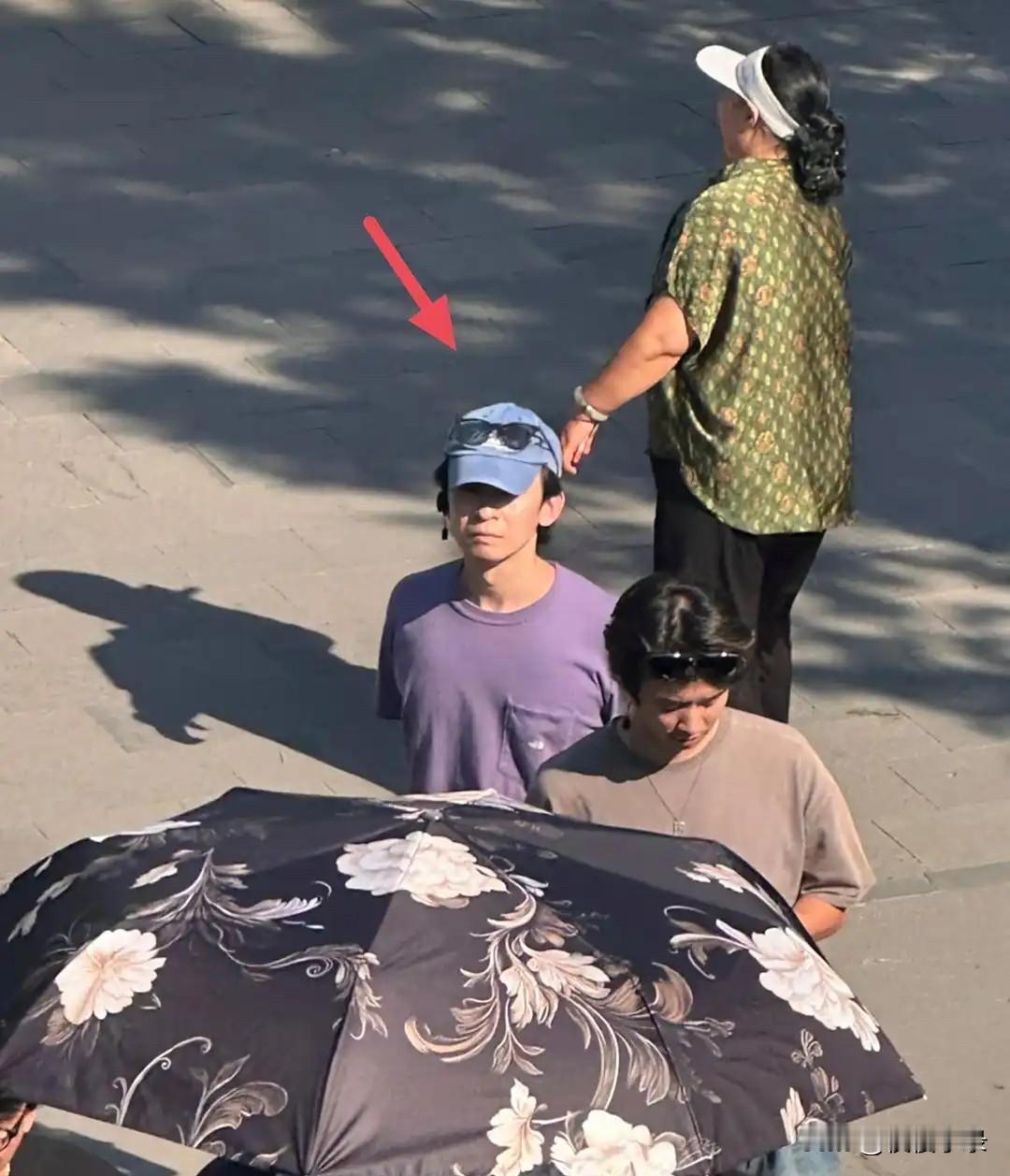 董子健和男性友人同游华严寺，打扮朴素接地气，身材矮小很不起眼！[呲牙笑][呲牙笑]