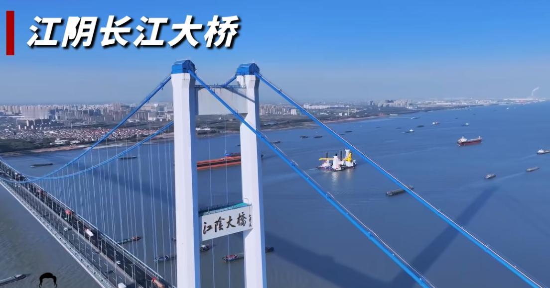 世纪超级工程江阴大桥横跨千米长江，中间没有桥墩。大桥全长1385米，没有一处桥墩