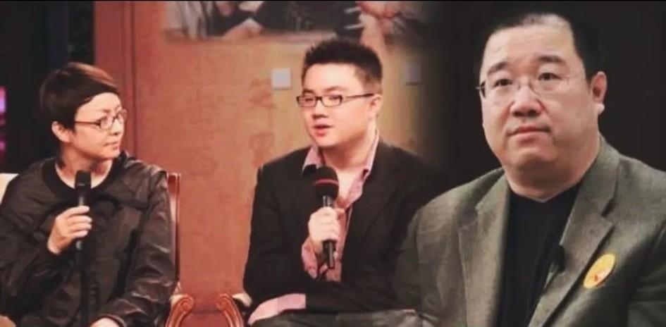 英达最近对巴图，好得有点吓人。不是搂肩就是公开喊话，亲热得不像二十多年没怎么管