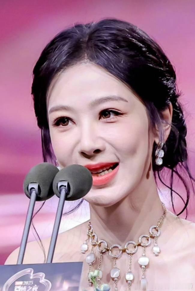 我真不懂字谜怎么好意思嘲迪丽热巴颜值的你姐精修都长这样了你是一点看不见美和肥