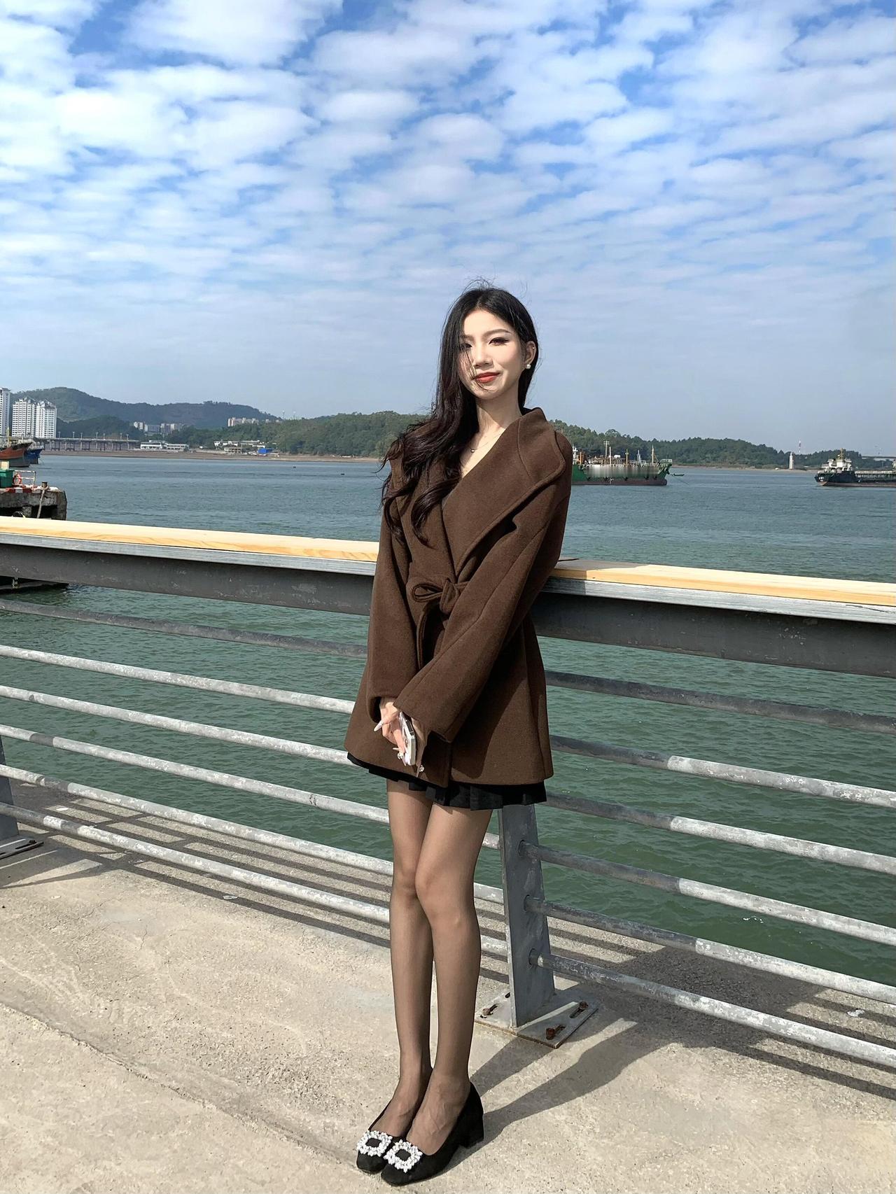 秋冬穿棕色大衣好温柔呀。