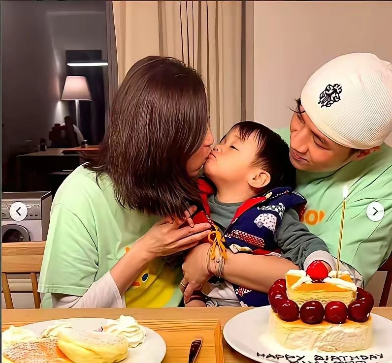 2026年第一天，古巨基突然宣布：57岁的妻子，生了。照片里，四只手叠在一起，大