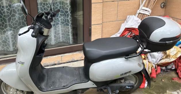 我邻居大姐去年换了辆新电瓶车，才骑了不到一年就跟我抱怨：“这电池也太不耐用了，以