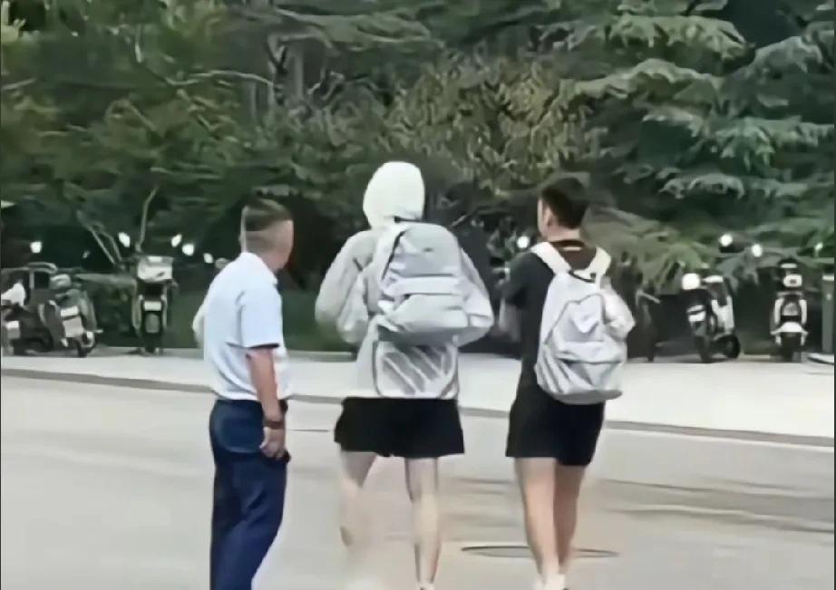楚钦的小白箱休假了。这几天看到王楚钦都是背着双肩包，没有拿小白箱，他和牛冠凯背