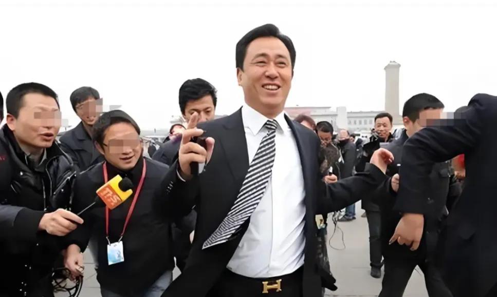从爱马仕金扣到被告席：许家印的报应，终于来了！还记得那张照片吗？许家印腰系爱马
