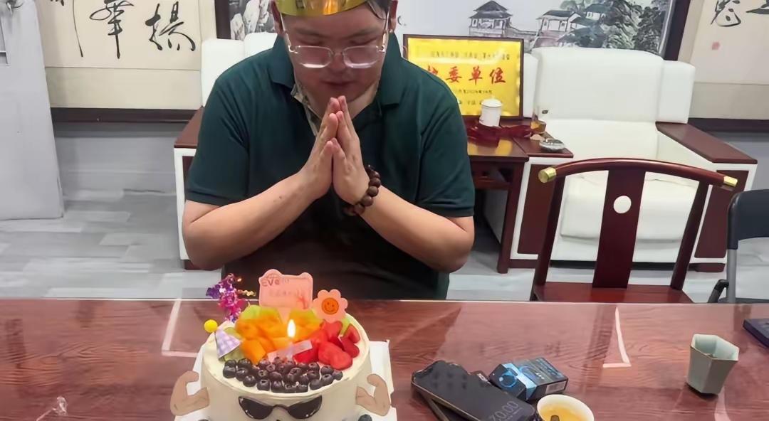 向太时隔一个月，终于回应了小儿子向佑的生日表白！前几天，向佐接受了易立竞长