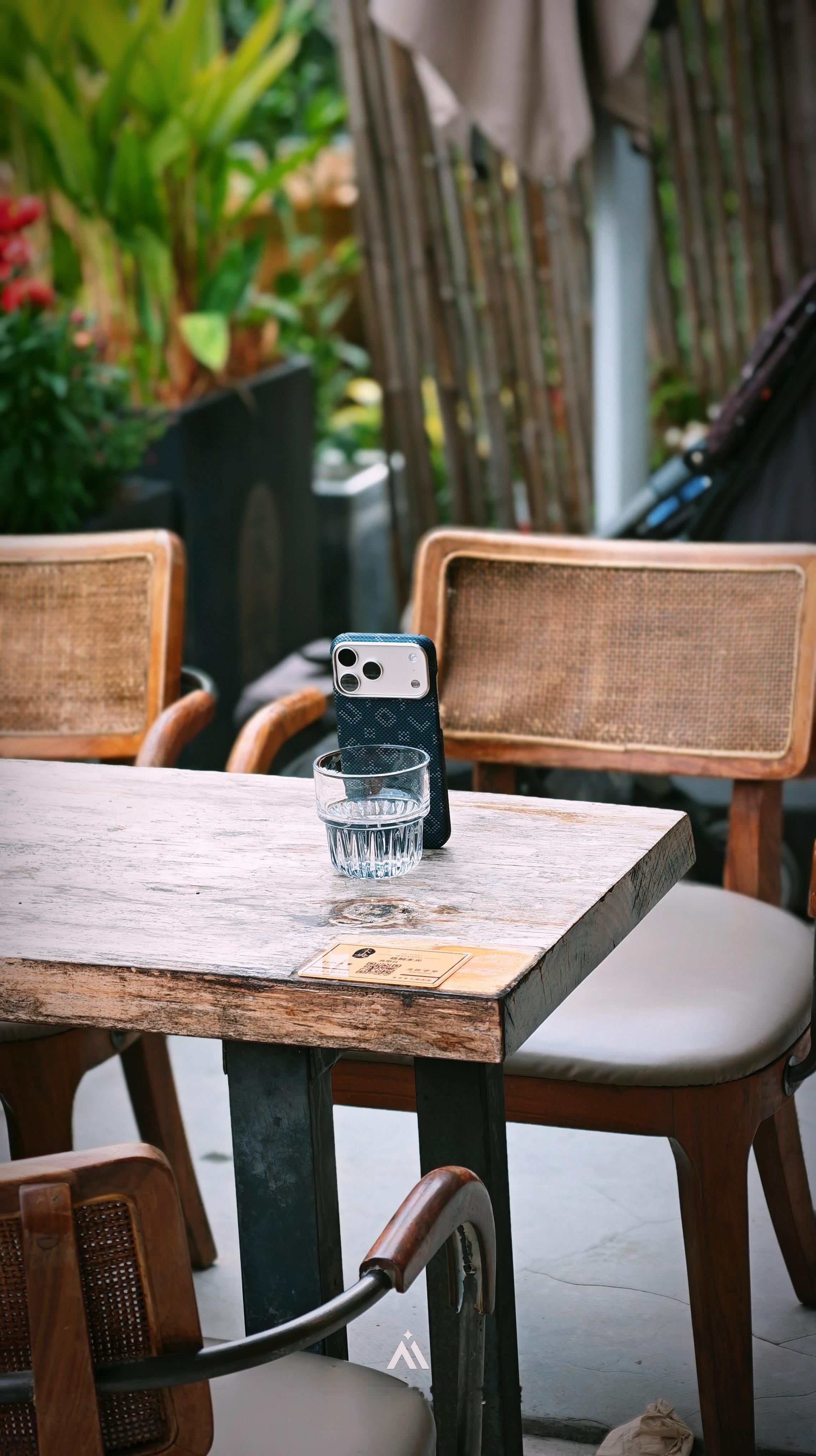 凯夫拉的手机壳依然是目前我用过最舒服的，怎么摔都没事，还很有质感，手感极好，准备