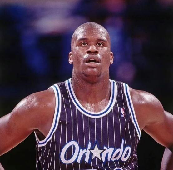 1994年，奥尼尔在酒店发现一个落单的男孩，出于同情，他陪男孩玩了一下午，没