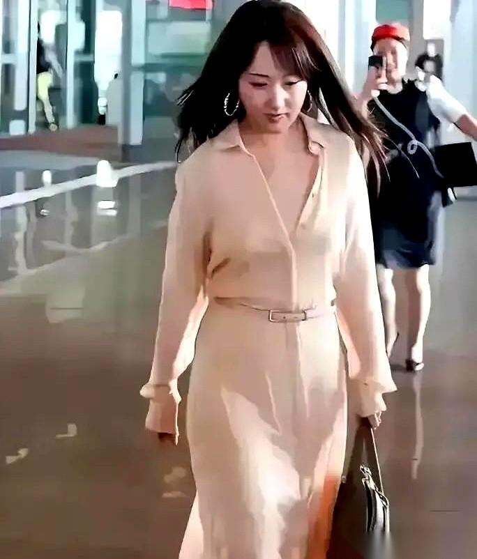 网上说55岁的杨钰莹没结过婚没生过娃，晚景凄凉。我都气笑了。人家住在深圳30