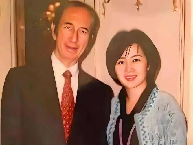 1960年的广州 彼时的梁安琪还是个普通的穷孩子，13岁时父亲去世，只剩下从小练