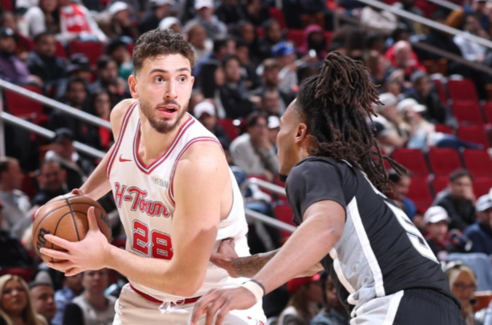 申京今天真是“高开低走”!第一节就得了11分，但最后全场也就只得了18分。而且