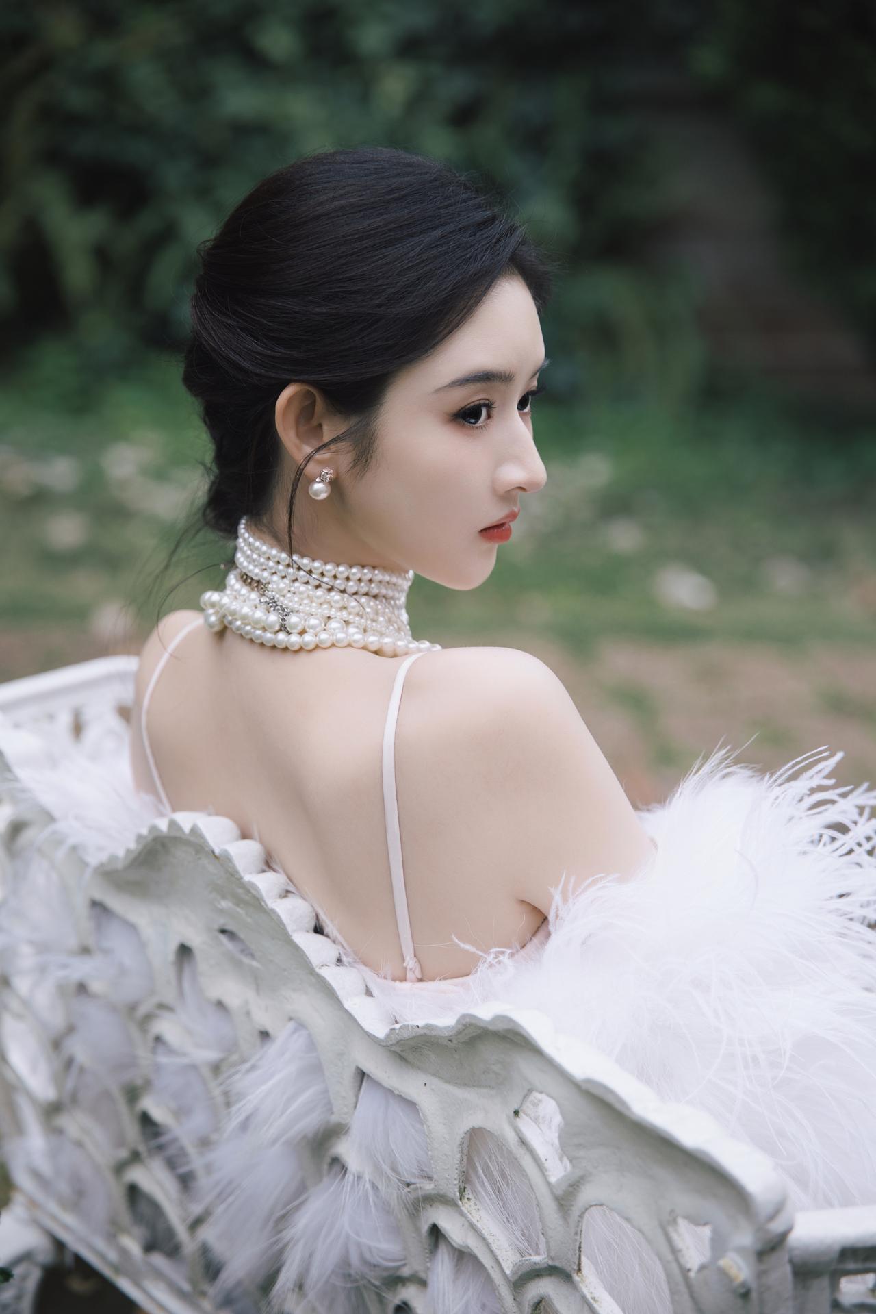 王玉雯的仪态太优越了，北舞出身的肩颈线条让这套look更显高级[滑稽笑]王玉雯