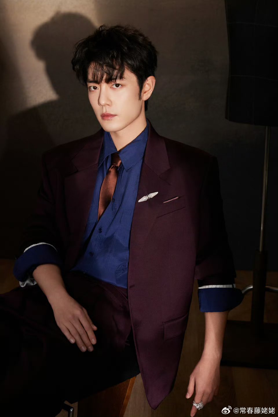 肖战蓝衬衫紫色西装造型肖战这气质无敌了，好贵的公子，配色也好看。