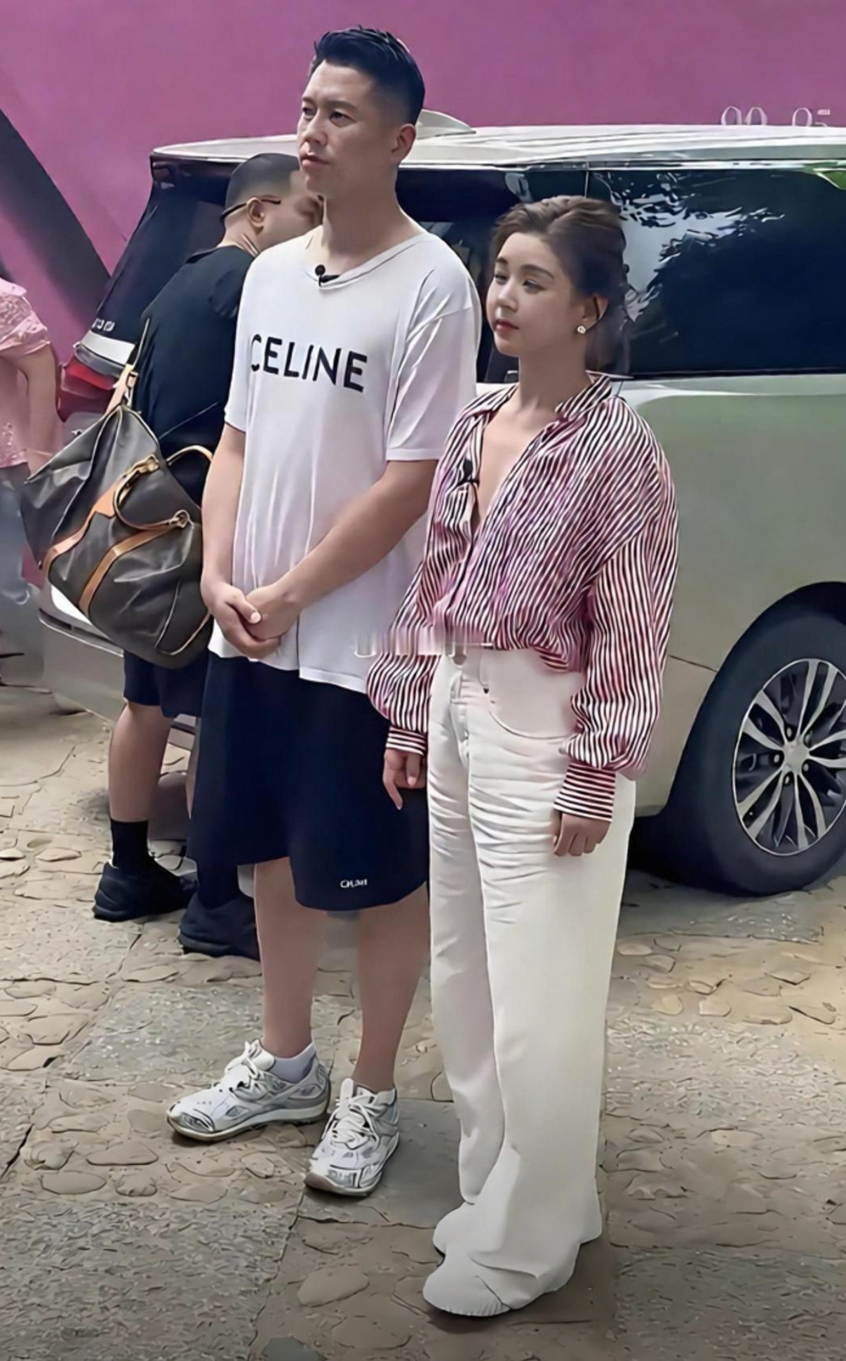 天呐她也太小只了吧感觉好可爱！​​​