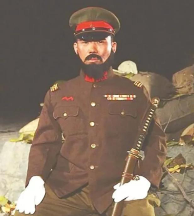 1938年，庐山脚下，一名中国士兵看到日军阵地上有一个东西一闪一闪不停晃动。他二