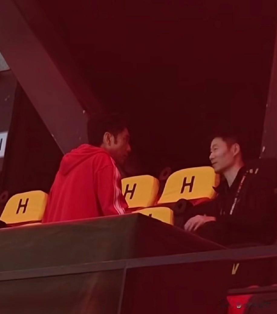 林依轮又来澳门，看莎莎和朱雨玲比赛了，还跑到台上和王励勤聊了两句，估计是让