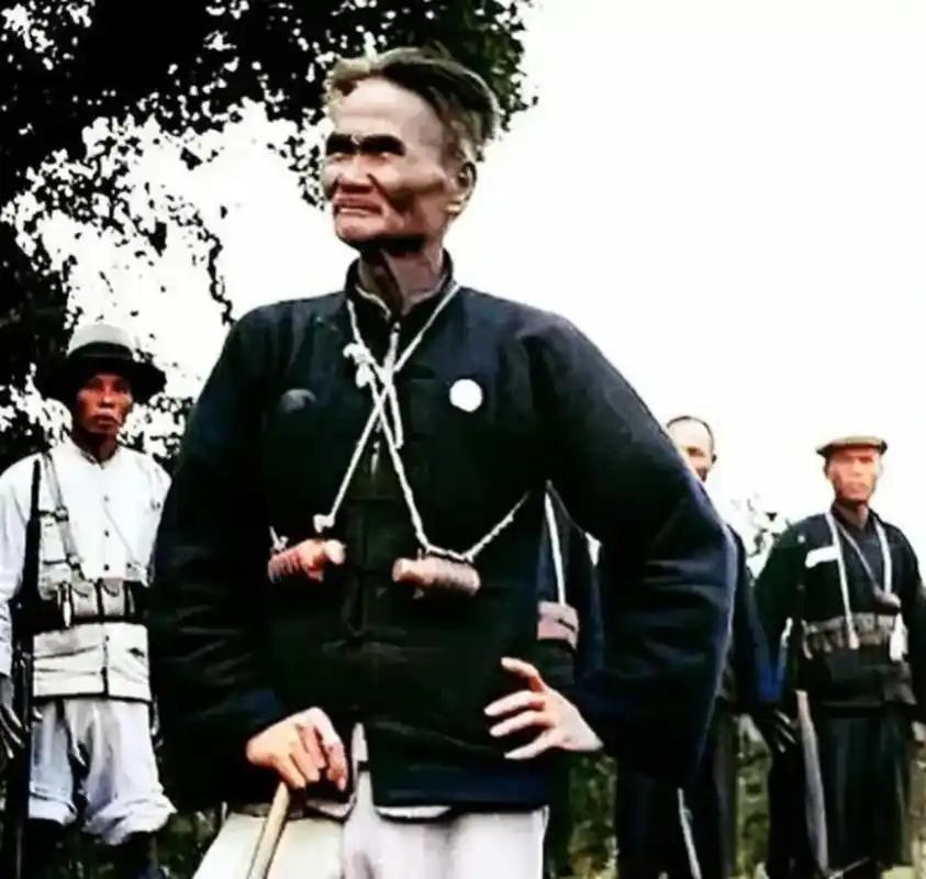 他叫胡祝南，广东中山人，拍下这张照片时，已经70岁。很多人初见这张老照片，