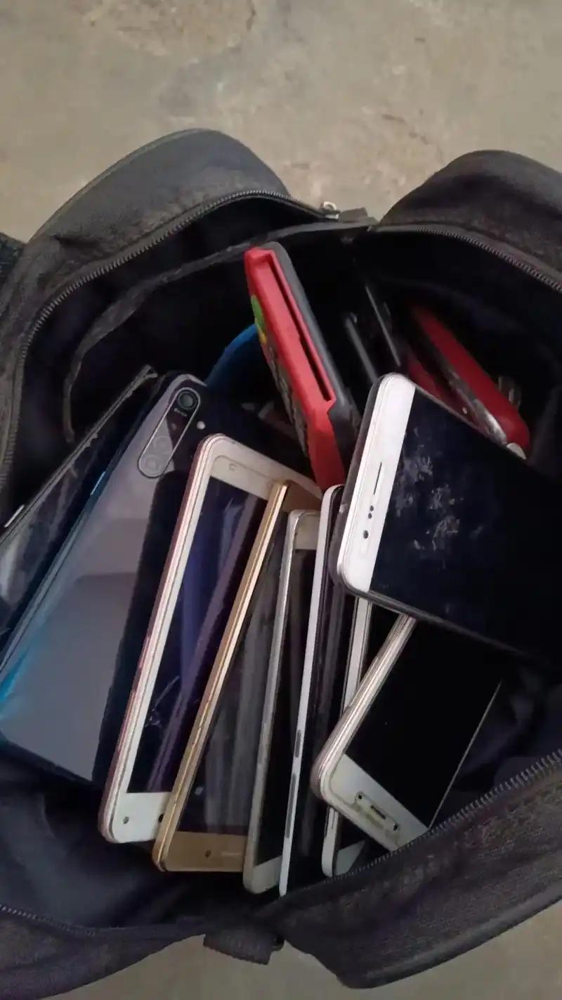 上周闲着没事，把家里几个抽屉彻底翻了一遍，翻出来一堆旧手机。有屏碎了的，有电池鼓