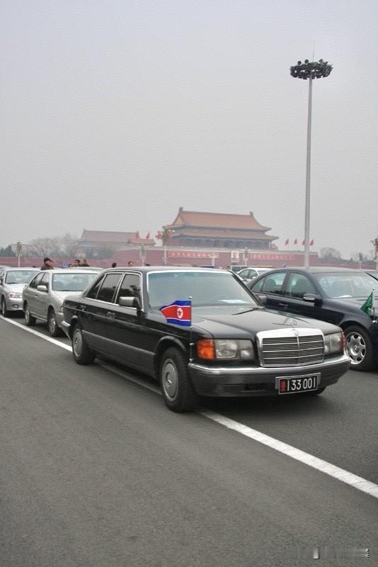 133是朝鲜驻华使馆车辆车牌。以前他们钟爱奔驰啊，使馆用车几乎全是奔驰，像落地超