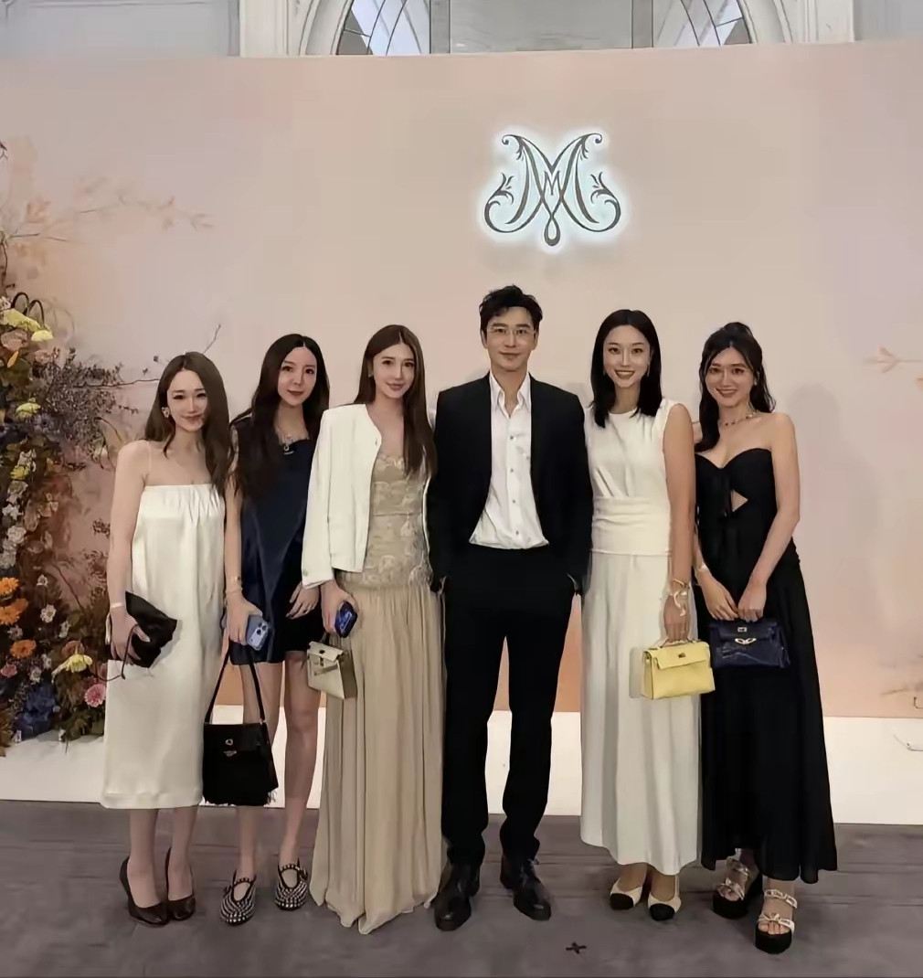 黄晓明这波，真是没想到。一个人去澳门喝喜酒，也能被夸上热搜。在奚梦瑶和何猷君的答谢宴上，他一个下意识