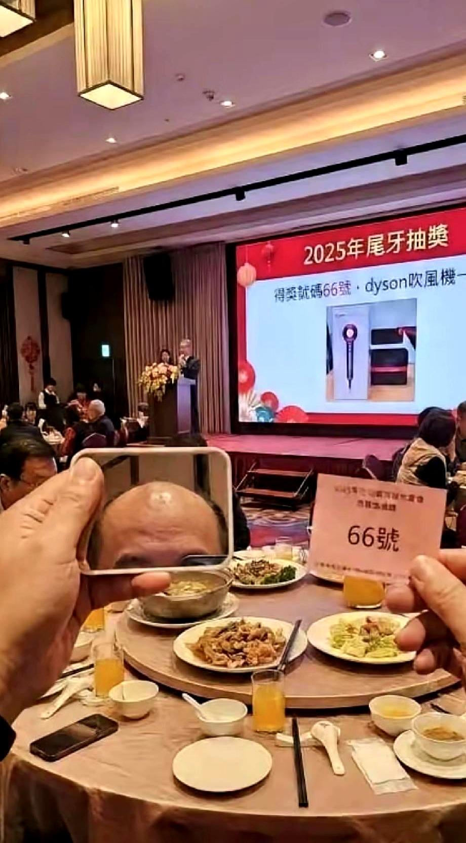 这操作，直接给我整神了。年会抽奖，本来是社畜一年到头唯一的盼头，结果一哥们抽中