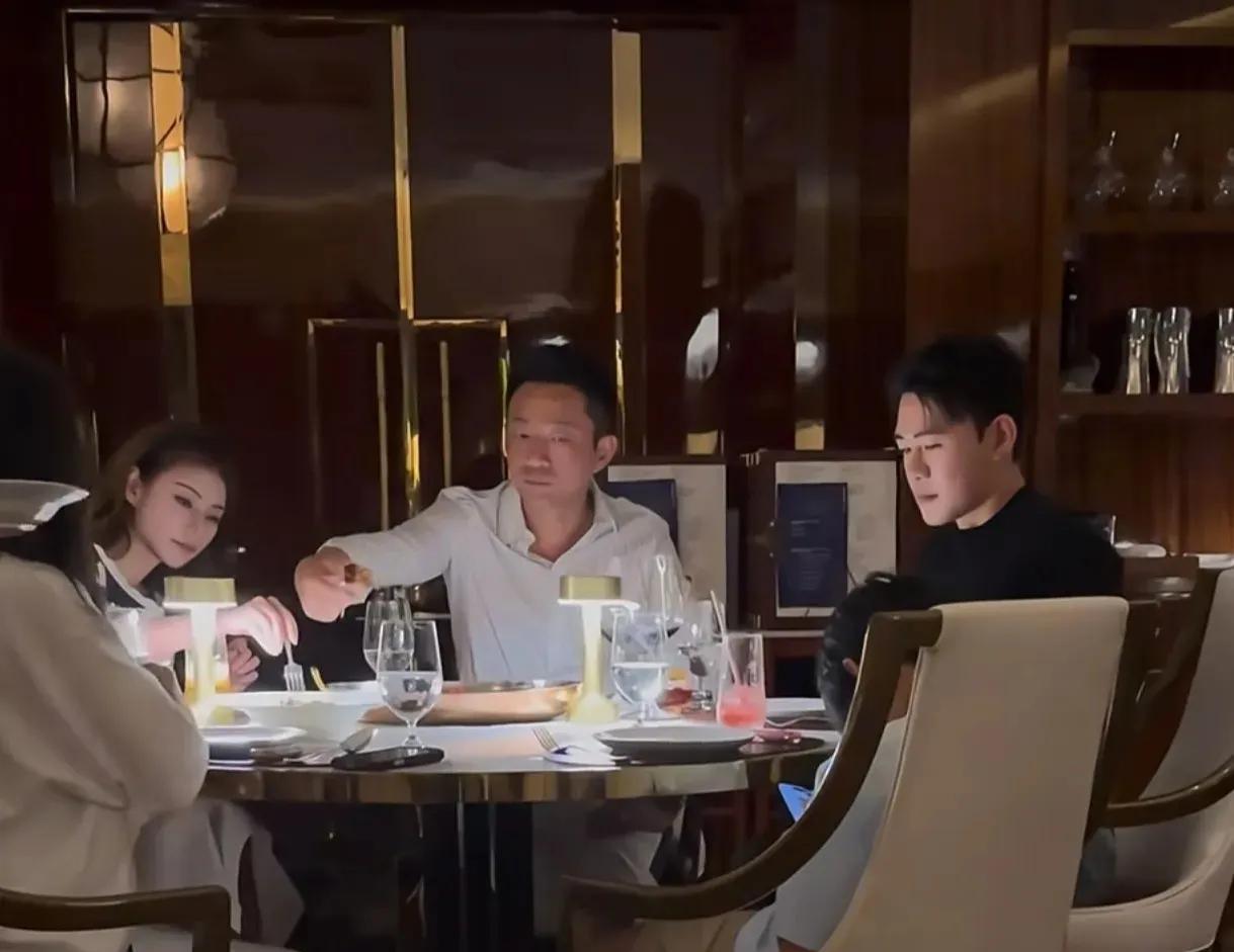 小汪总带着媳妇还有小霖霖小玥儿一起到高级餐厅吃饭，等待上菜的时候小霖霖低着头认真
